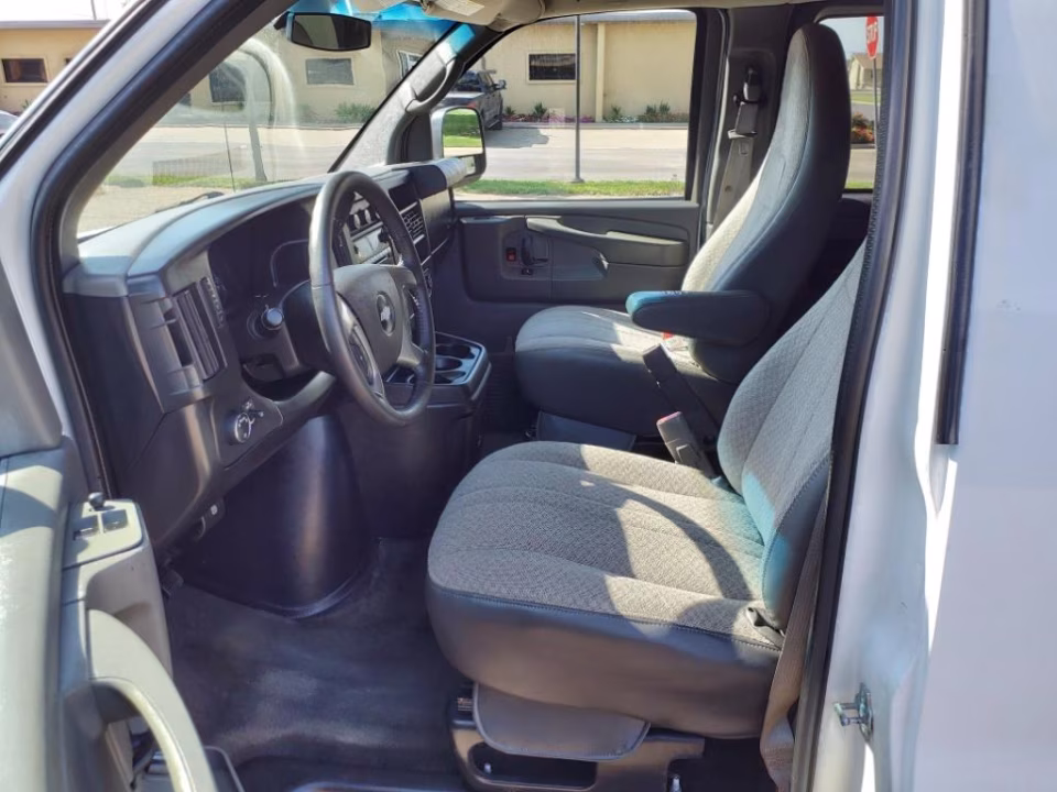 2012 Chevrolet Express LS - Photo 9